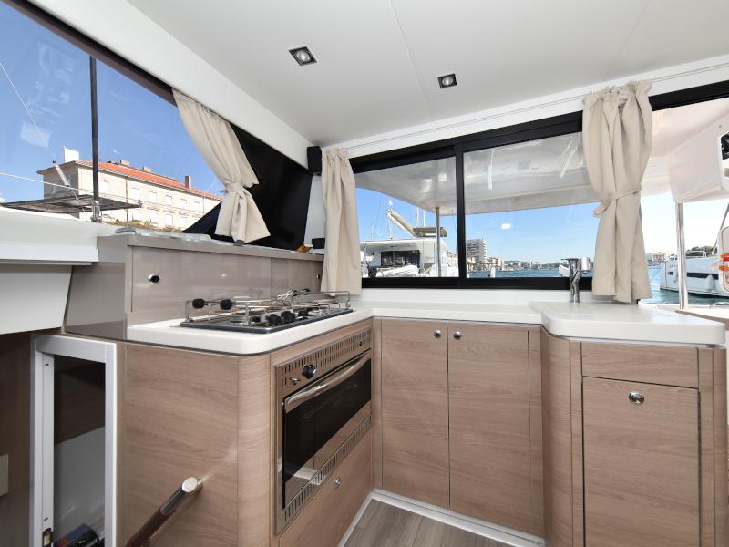 Book yachts online - catamaran - Aventura 34 - LAUREMI - rent