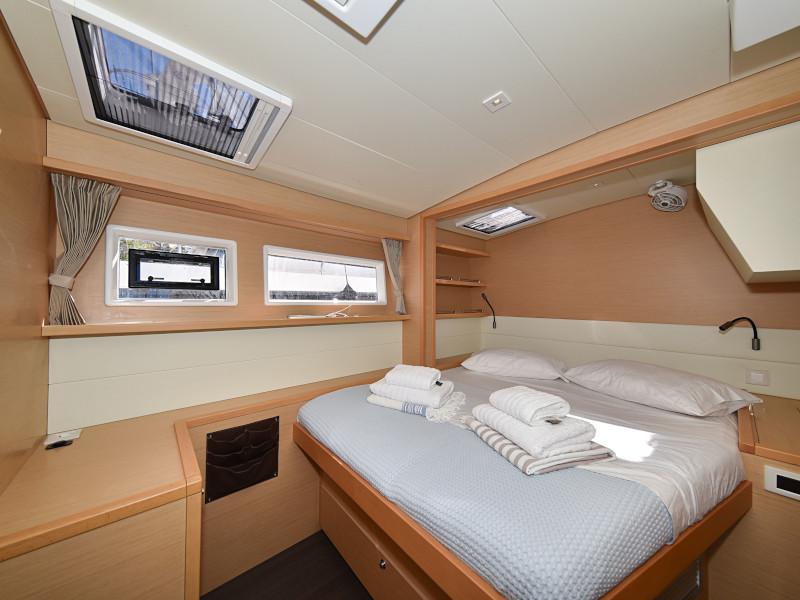 Book yachts online - catamaran - Lagoon 520 Flybridge - Largo Winch - rent