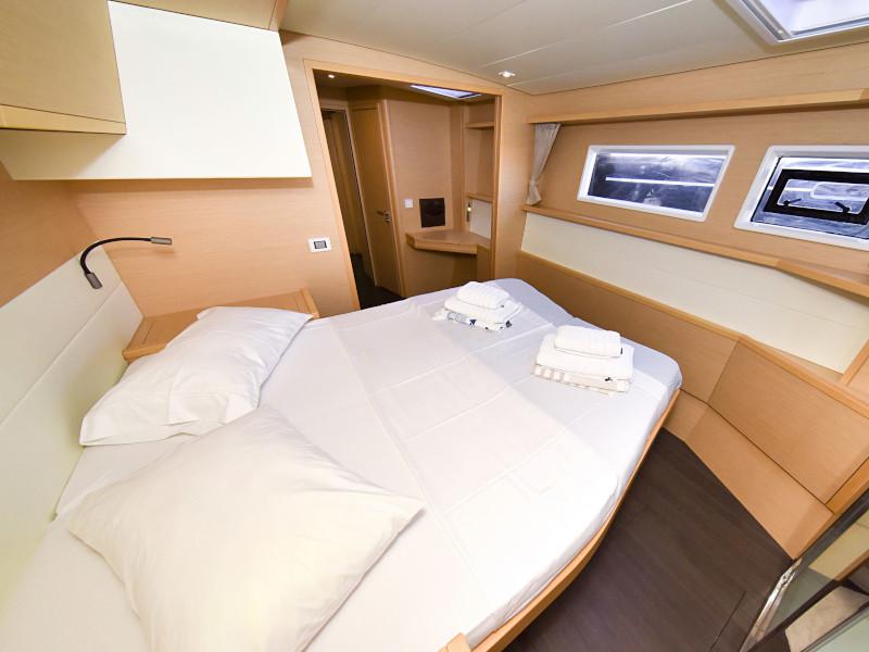 Book yachts online - catamaran - Lagoon 520 Flybridge - Largo Winch - rent