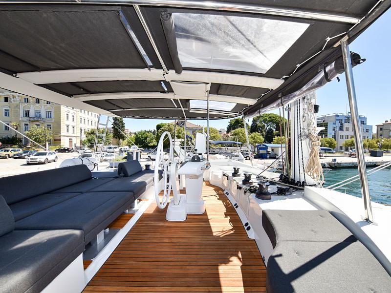 Book yachts online - catamaran - Lagoon 520 Flybridge - Largo Winch - rent