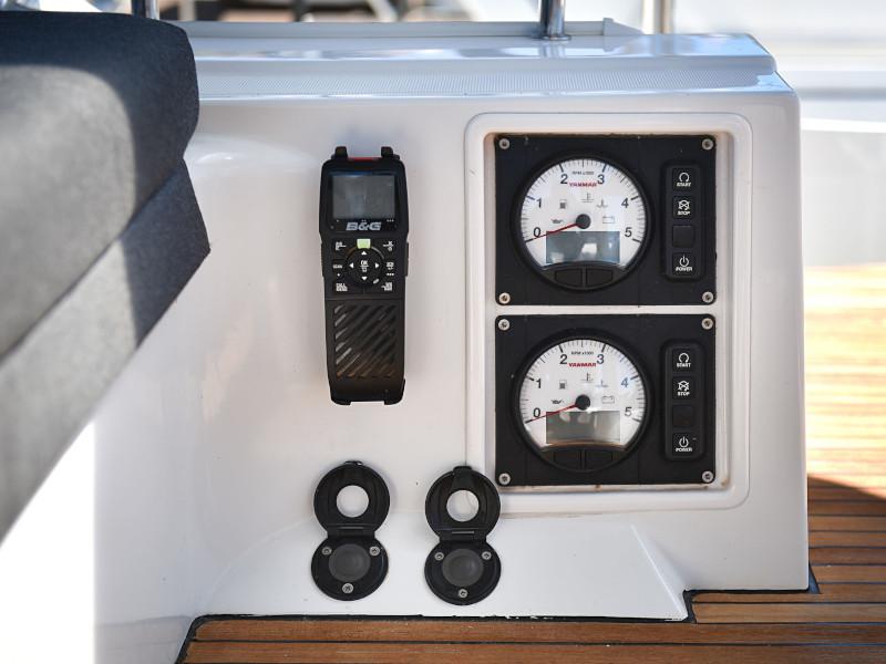 Book yachts online - catamaran - Lagoon 520 Flybridge - Largo Winch - rent