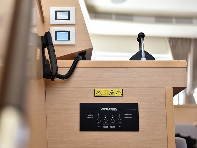 Book yachts online - catamaran - Lagoon 520 Flybridge - Largo Winch - rent