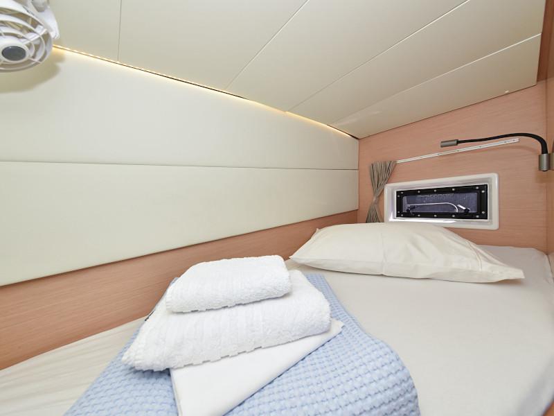 Book yachts online - catamaran - Lagoon 520 Flybridge - Largo Winch - rent