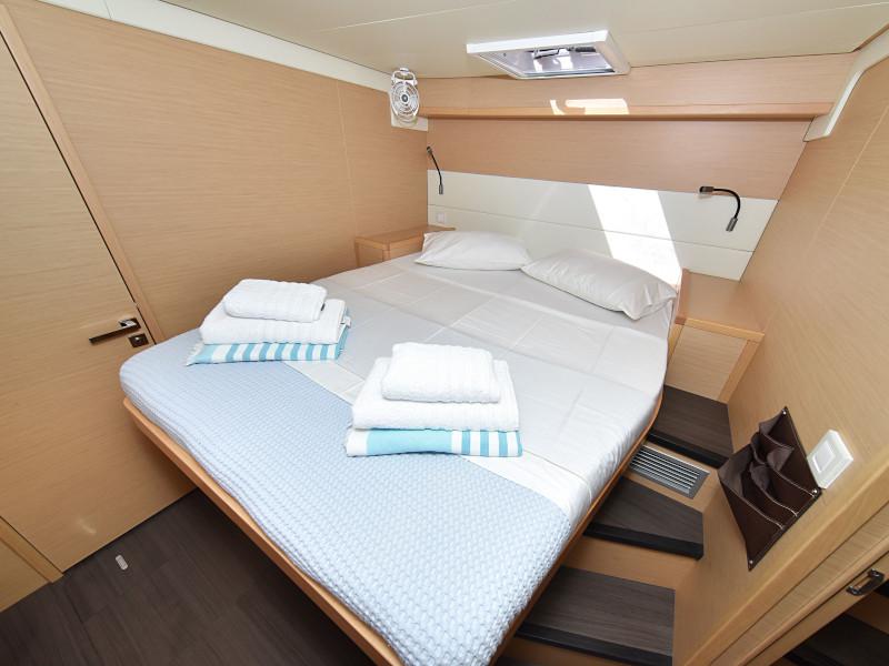 Book yachts online - catamaran - Lagoon 520 Flybridge - Largo Winch - rent