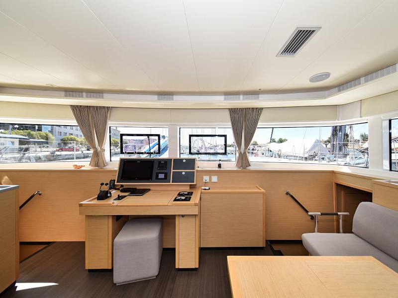 Book yachts online - catamaran - Lagoon 520 Flybridge - Largo Winch - rent