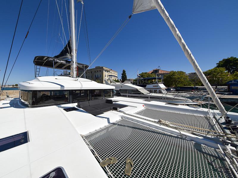 Book yachts online - catamaran - Lagoon 520 Flybridge - Largo Winch - rent