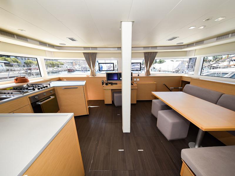 Book yachts online - catamaran - Lagoon 520 Flybridge - Largo Winch - rent