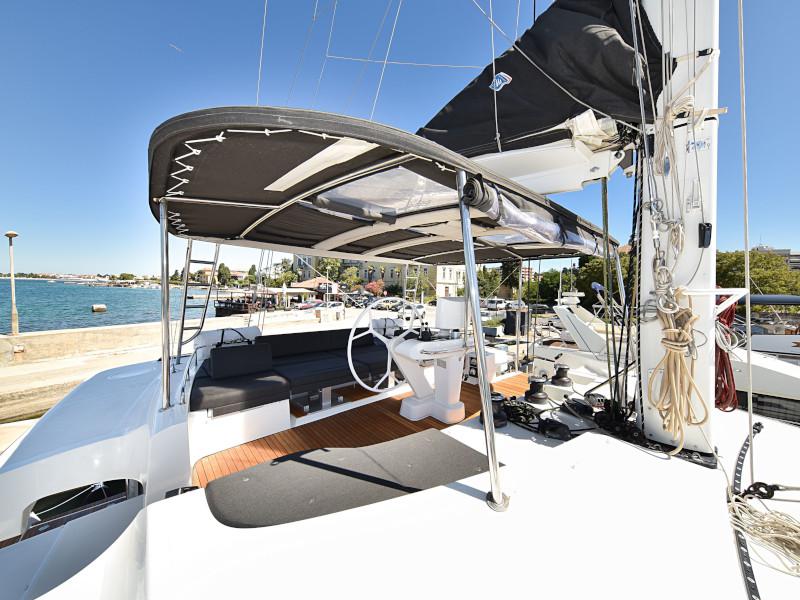 Book yachts online - catamaran - Lagoon 520 Flybridge - Largo Winch - rent