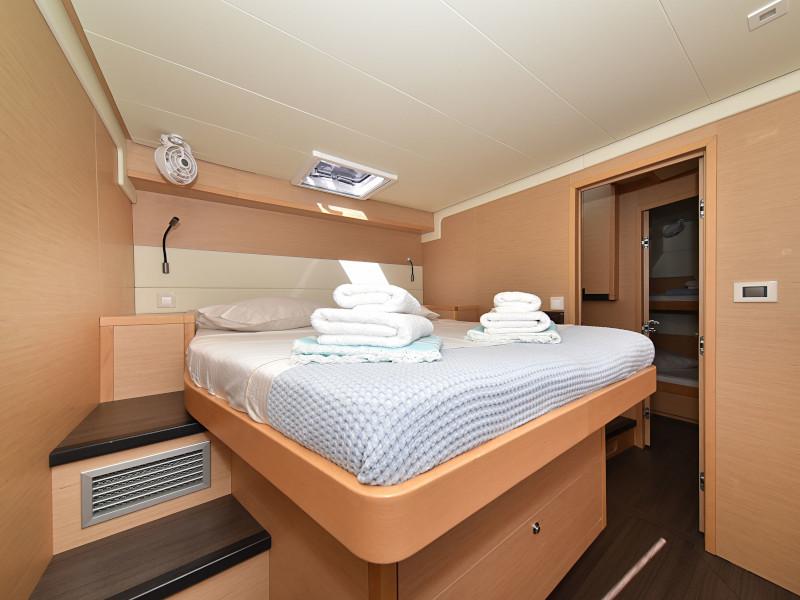 Book yachts online - catamaran - Lagoon 520 Flybridge - Largo Winch - rent