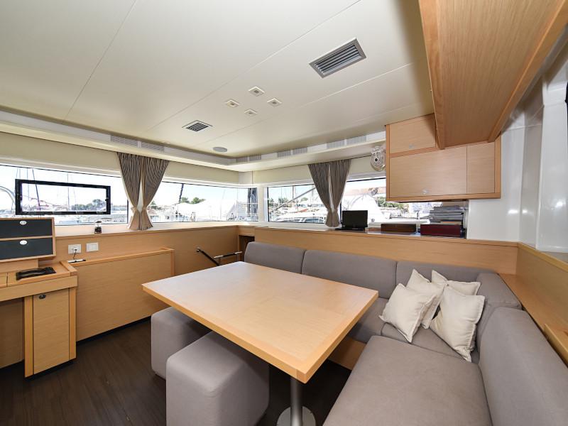 Book yachts online - catamaran - Lagoon 520 Flybridge - Largo Winch - rent