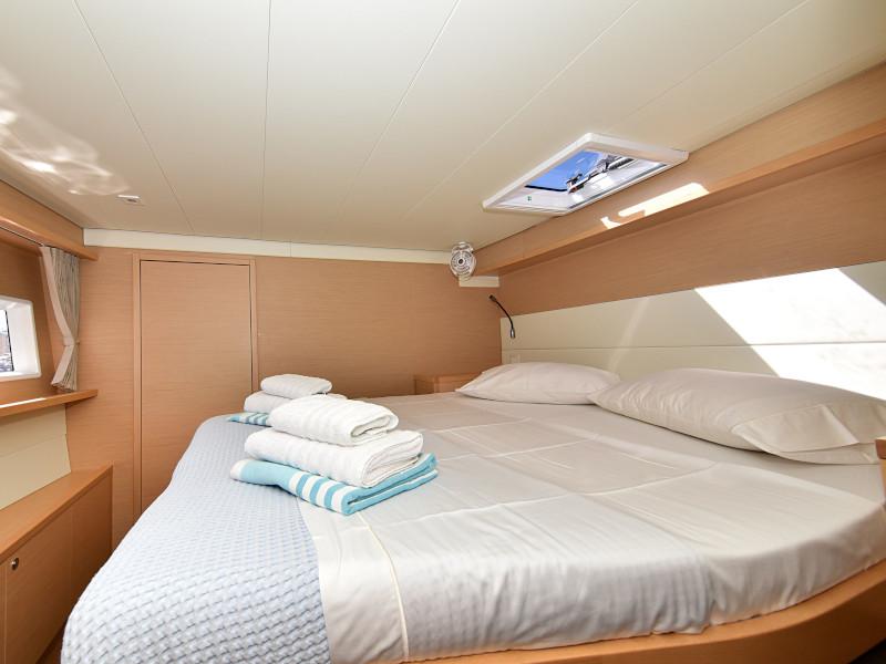 Book yachts online - catamaran - Lagoon 520 Flybridge - Largo Winch - rent