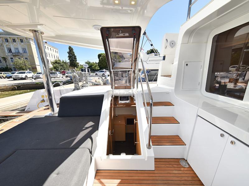 Book yachts online - catamaran - Lagoon 520 Flybridge - Largo Winch - rent
