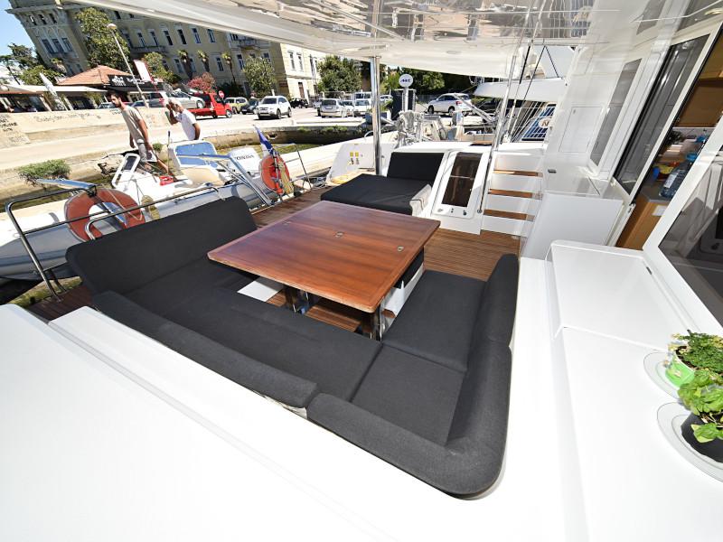 Book yachts online - catamaran - Lagoon 520 Flybridge - Largo Winch - rent