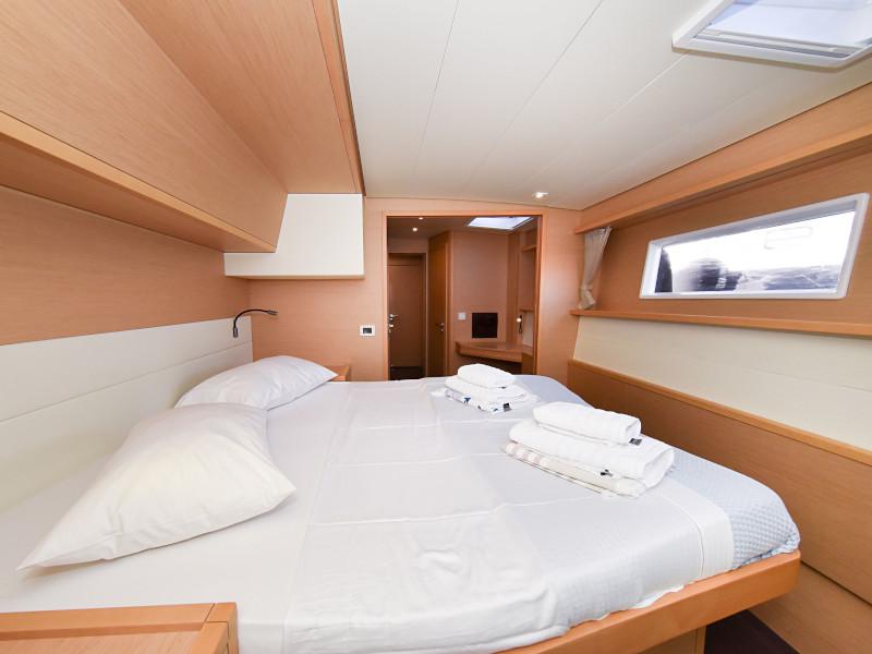 Book yachts online - catamaran - Lagoon 520 Flybridge - Largo Winch - rent