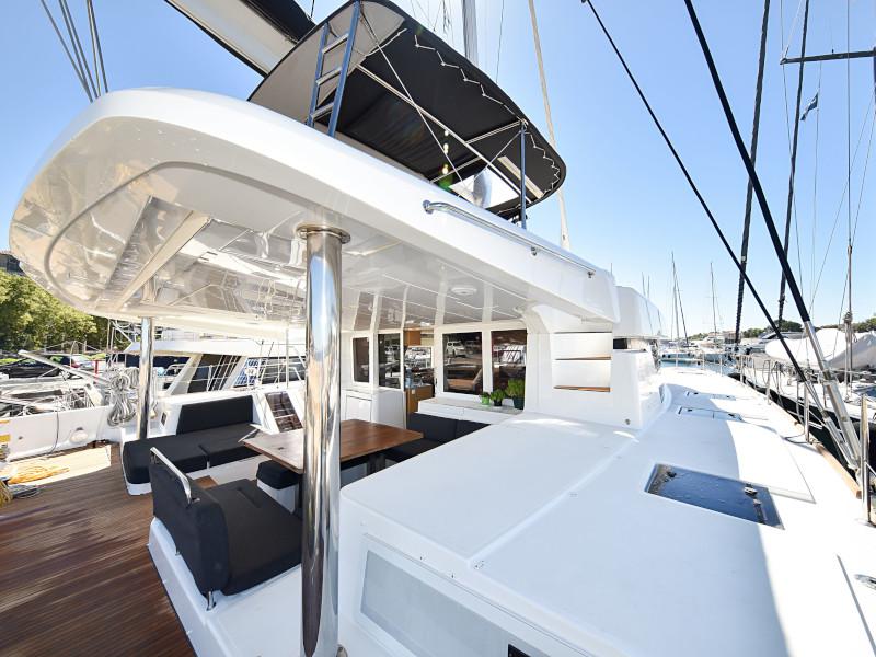 Book yachts online - catamaran - Lagoon 520 Flybridge - Largo Winch - rent