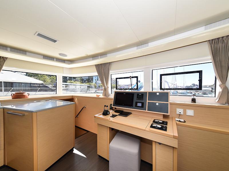 Book yachts online - catamaran - Lagoon 520 Flybridge - Largo Winch - rent