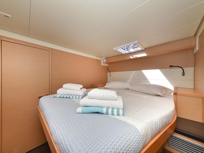 Book yachts online - catamaran - Lagoon 520 Flybridge - Largo Winch - rent