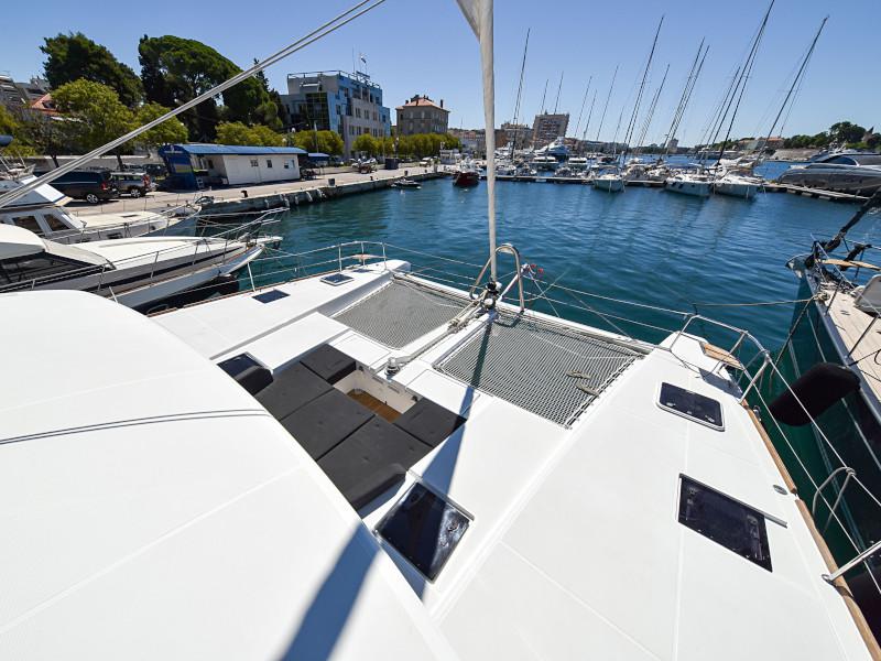 Book yachts online - catamaran - Lagoon 520 Flybridge - Largo Winch - rent