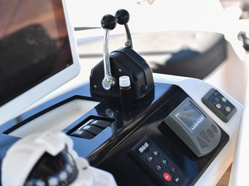 Book yachts online - catamaran - Lagoon 520 Flybridge - Largo Winch - rent