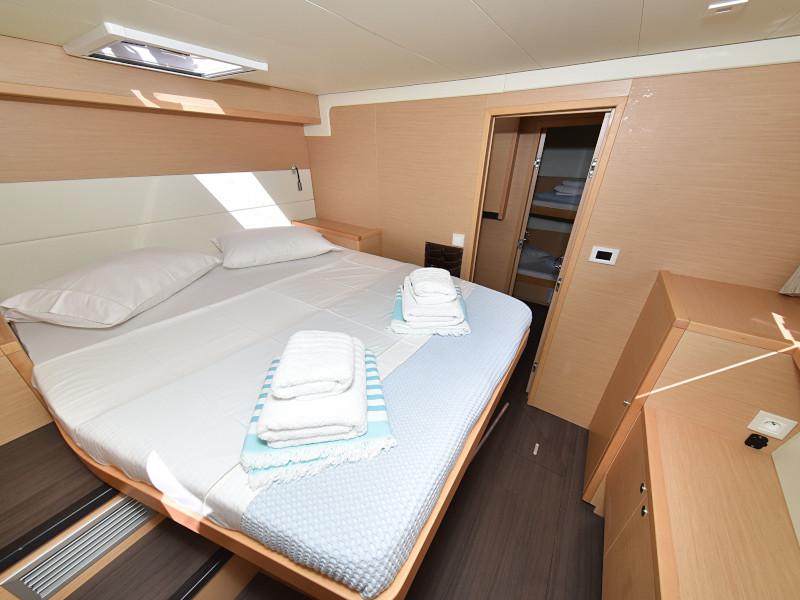 Book yachts online - catamaran - Lagoon 520 Flybridge - Largo Winch - rent