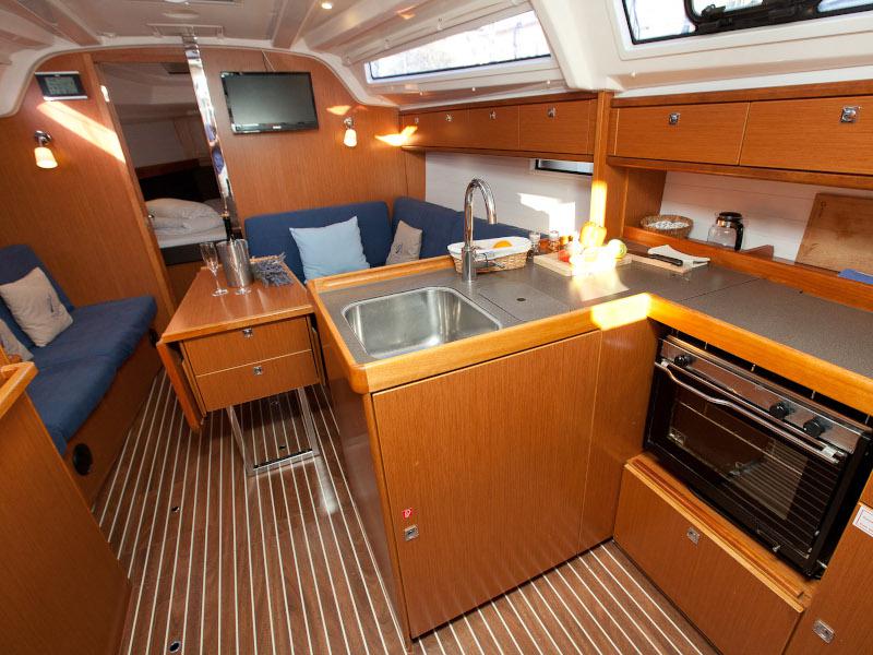 Book yachts online - sailboat - Bavaria Cruiser 37 - MARIJA - rent