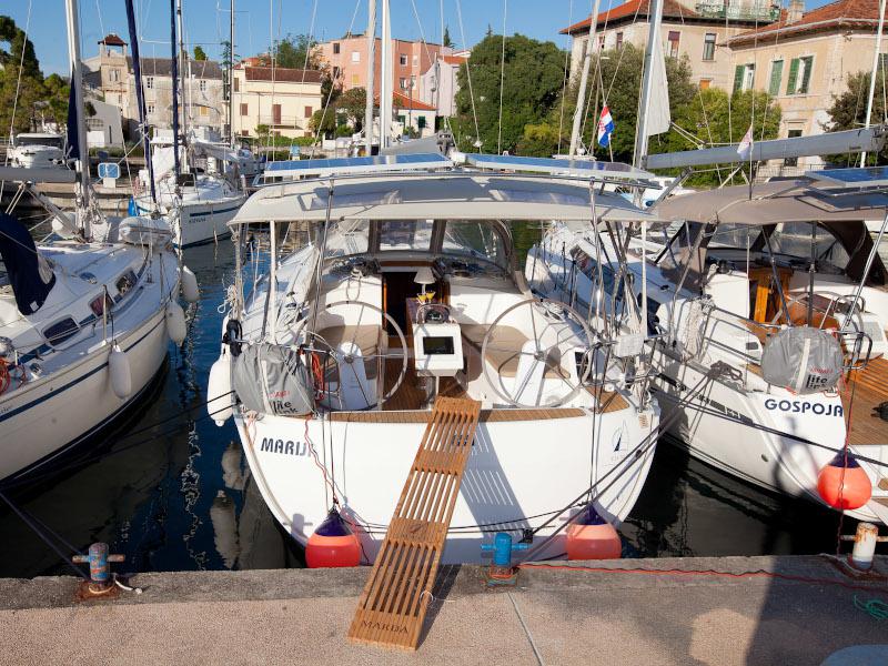 Book yachts online - sailboat - Bavaria Cruiser 37 - MARIJA - rent