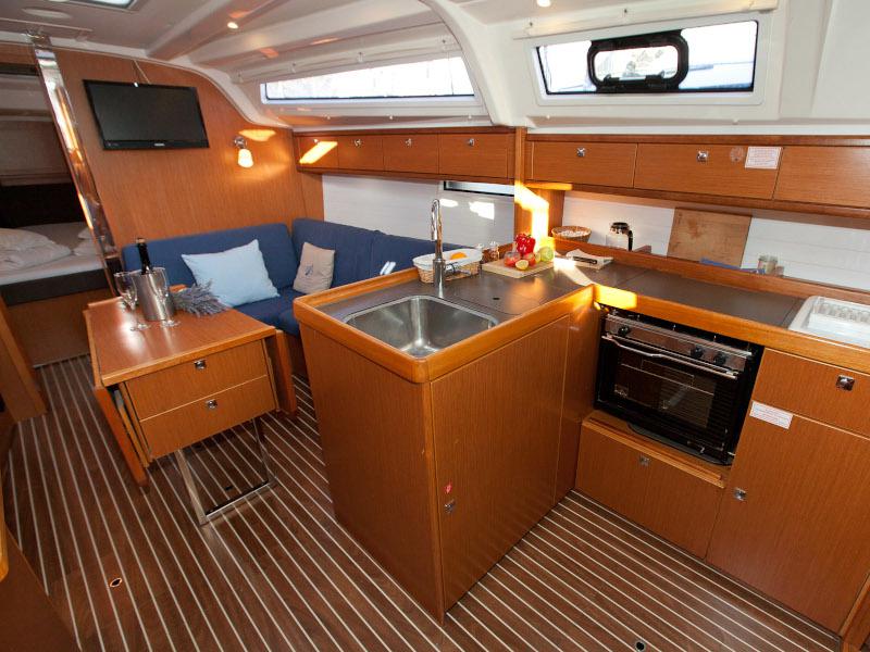 Book yachts online - sailboat - Bavaria Cruiser 37 - MARIJA - rent