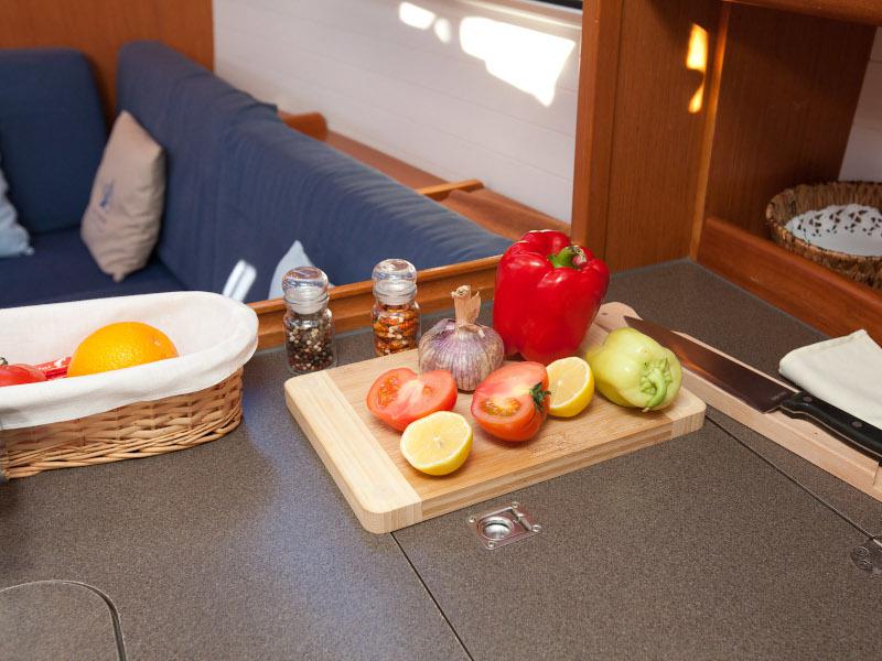 Book yachts online - sailboat - Bavaria Cruiser 37 - MARIJA - rent