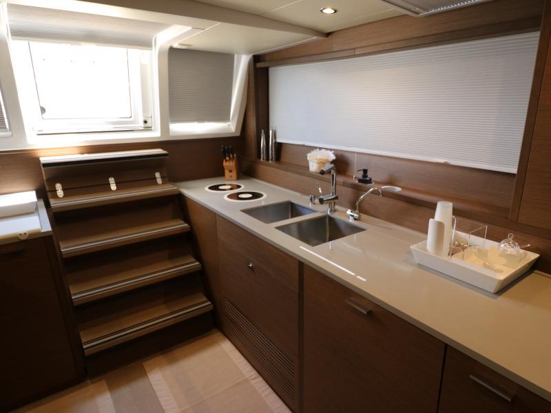 Book yachts online - powercatamaran - Lagoon 630 - Dragò - rent