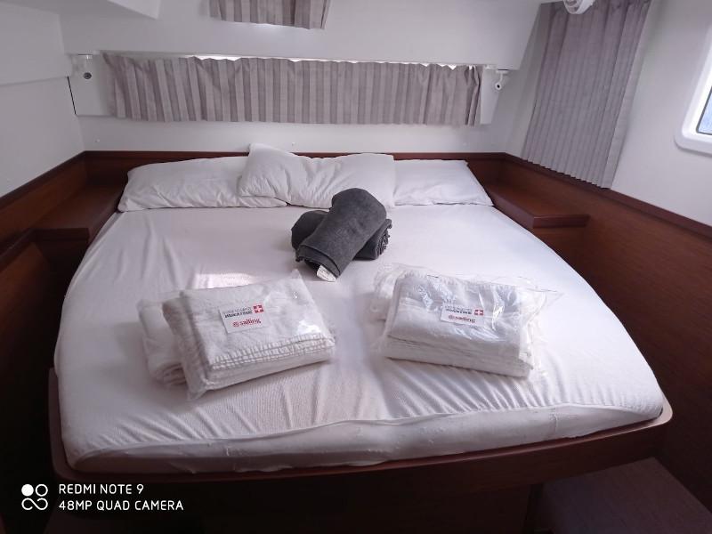 Book yachts online - catamaran - Lagoon 42 (4+2)  A/C - WM- Gen - Lux - rent