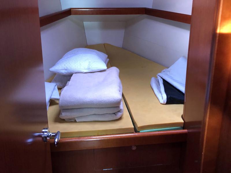 Book yachts online - sailboat - Beneteau Oceanis 43 - Interceptor One - rent