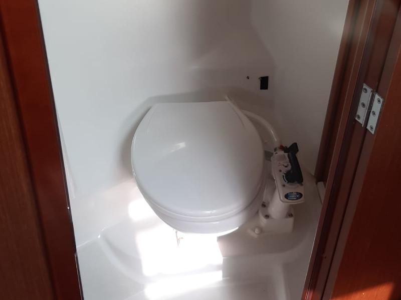 Book yachts online - sailboat - Beneteau Oceanis 43 - Interceptor One - rent