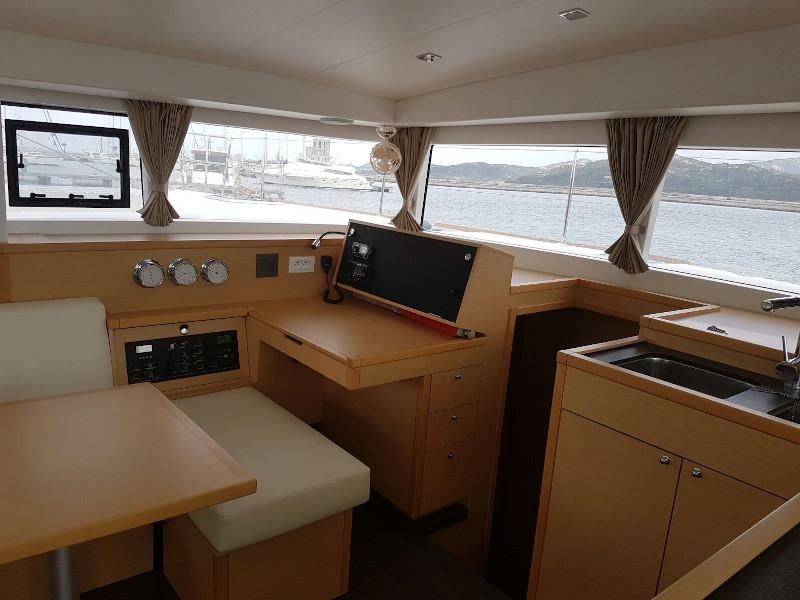 Book yachts online - catamaran - Lagoon 400 S2 - Laura - rent