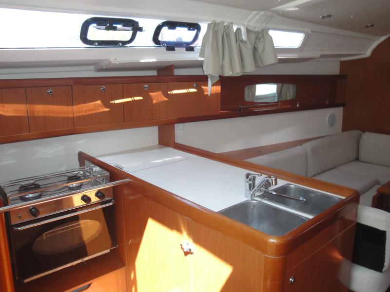 Book yachts online - sailboat - Beneteau Oceanis 37 - Acqu - rent