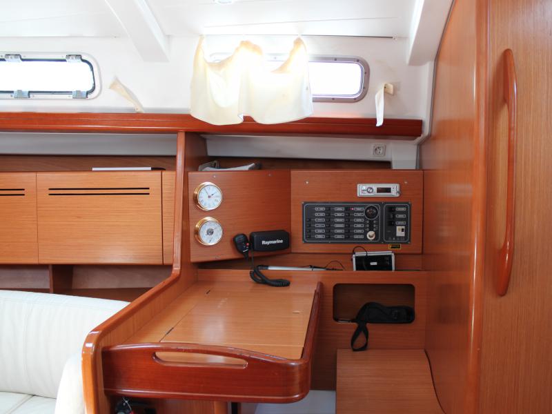 Book yachts online - sailboat - Beneteau Cyclades 43.3 - Elvira - rent