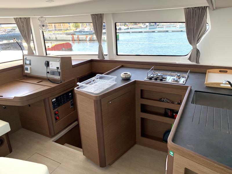 Book yachts online - catamaran - Lagoon 42 - Sea Hawk - rent