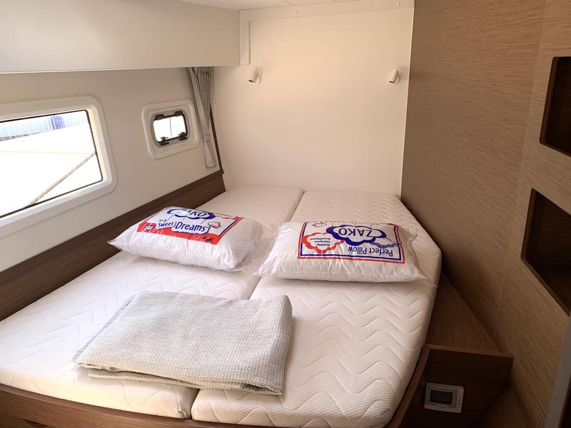 Book yachts online - catamaran - Lagoon 42 - Sea Hawk - rent