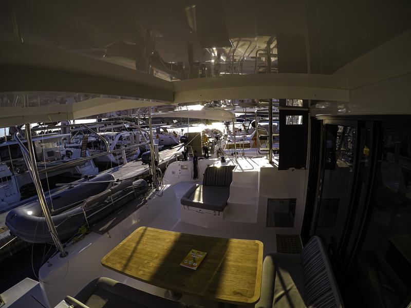 Book yachts online - catamaran - Lagoon 42 - Chamotte - rent