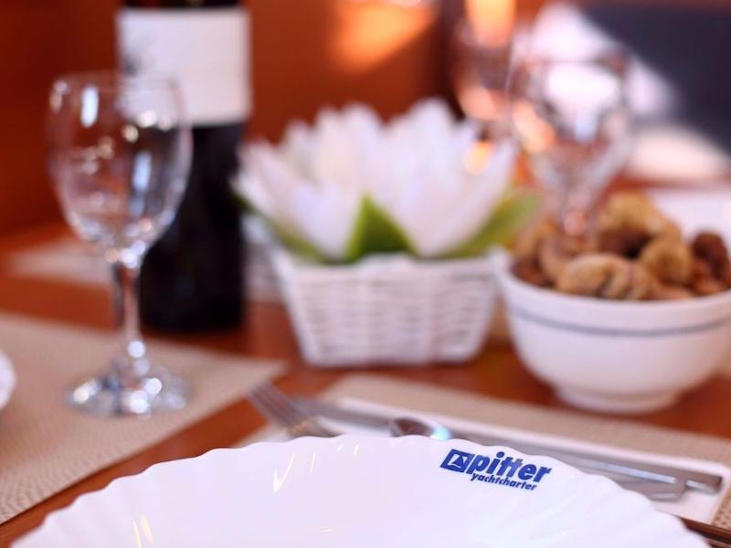 Book yachts online - sailboat - Bavaria Cruiser 41 - Calamari - rent