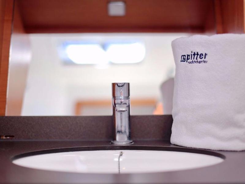 Book yachts online - sailboat - Bavaria Cruiser 41 - Calamari - rent