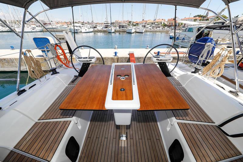 Book yachts online - sailboat - Dufour 390 Grand Large - Nunet - rent