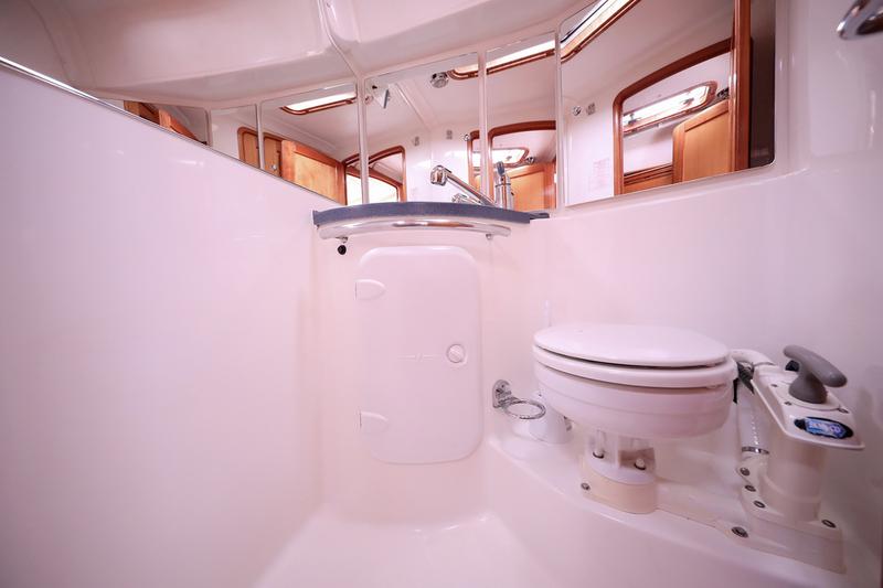 Book yachts online - sailboat - Bavaria Cruiser 37 - KALISPERA - rent