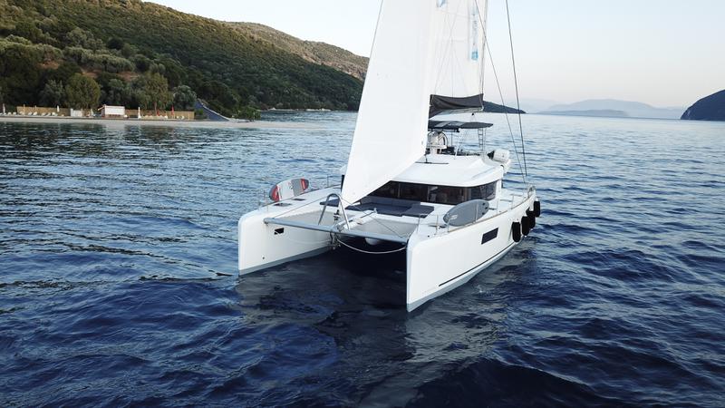 Book yachts online - catamaran - Lagoon 52 - Blue Velvet - rent