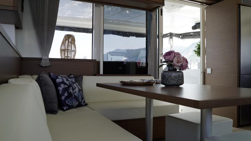 Book yachts online - catamaran - Lagoon 52 - Blue Velvet - rent