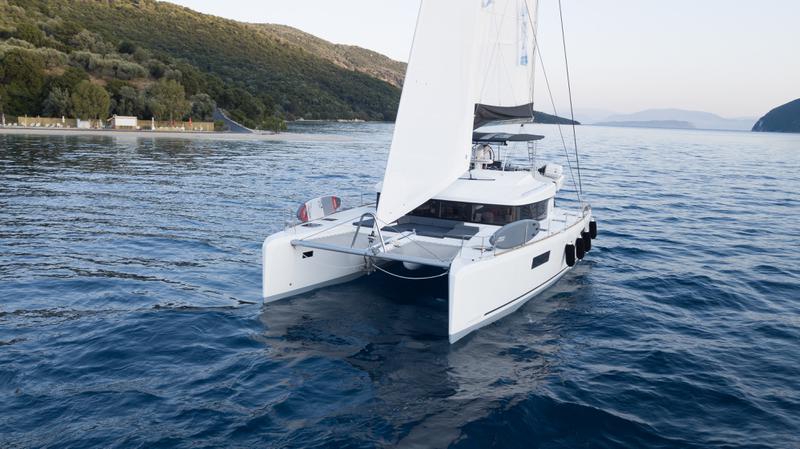 Book yachts online - catamaran - Lagoon 52 - Blue Velvet - rent