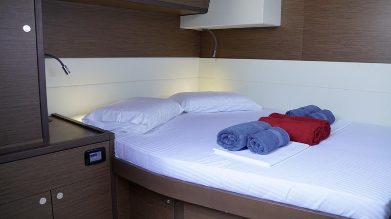 Book yachts online - catamaran - Lagoon 52 - Blue Velvet - rent