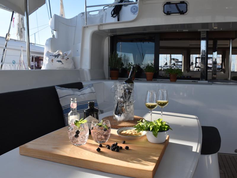 Book yachts online - catamaran - Lagoon 46 - NOTORIOUS Air Condition Generator Watermaker - rent