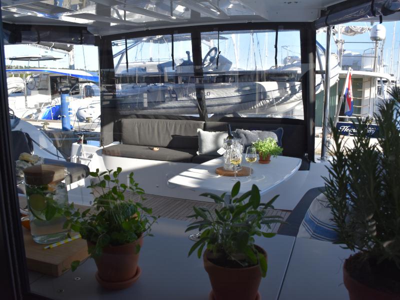 Book yachts online - catamaran - Lagoon 46 - NOTORIOUS Air Condition Generator Watermaker - rent