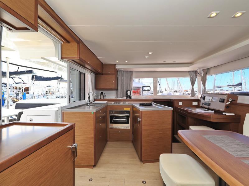 Book yachts online - catamaran - Lagoon 450 F - OLIVER Air condition in salon Generator - rent