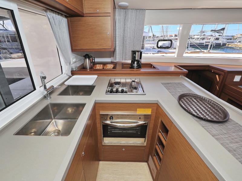 Book yachts online - catamaran - Lagoon 450 F - OLIVER Air condition in salon Generator - rent